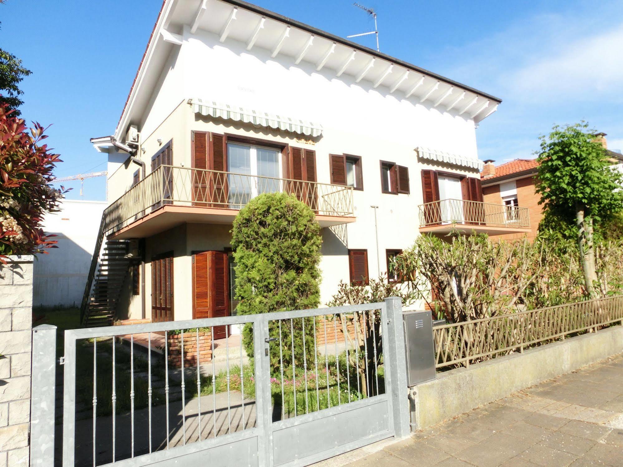 Letizia Apartment Lignano Sabbiadoro Bagian luar foto